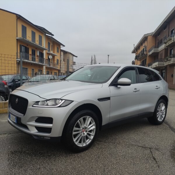 Jaguar F-Pace 2.0 D 240 CV AWD aut. Portfolio - immagine 2