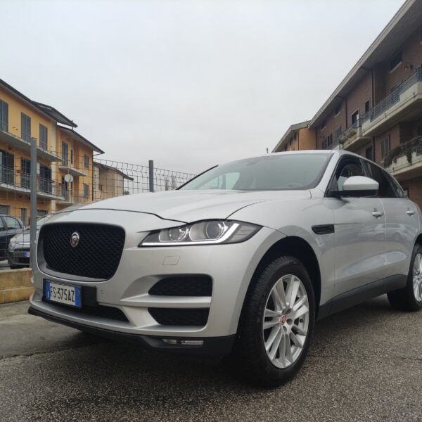 Jaguar F-Pace 2.0 D 240 CV AWD aut. Portfolio - immagine 3