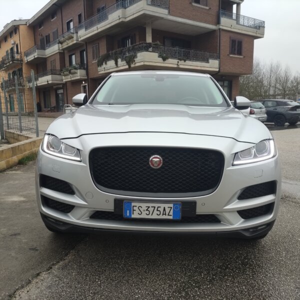 Jaguar F-Pace 2.0 D 240 CV AWD aut. Portfolio - immagine 5