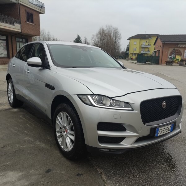Jaguar F-Pace 2.0 D 240 CV AWD aut. Portfolio - immagine 6