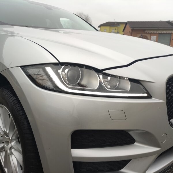 Jaguar F-Pace 2.0 D 240 CV AWD aut. Portfolio - immagine 7