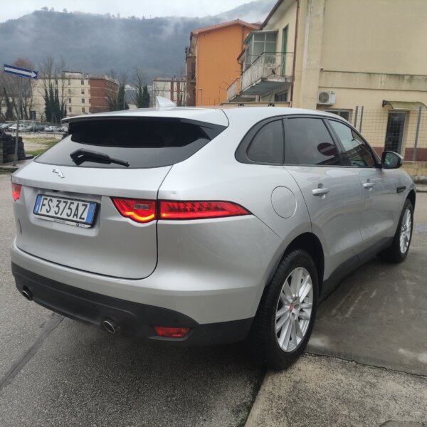 Jaguar F-Pace 2.0 D 240 CV AWD aut. Portfolio - immagine 8