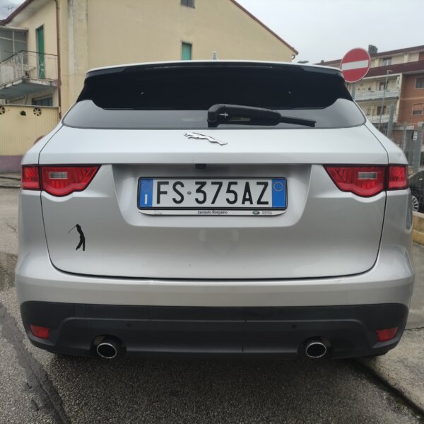 Jaguar F-Pace 2.0 D 240 CV AWD aut. Portfolio - immagine 9
