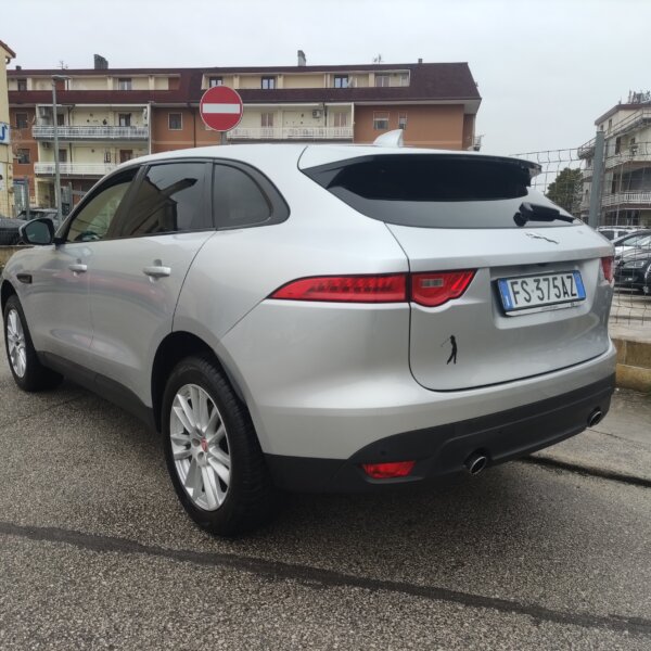 Jaguar F-Pace 2.0 D 240 CV AWD aut. Portfolio - immagine 10
