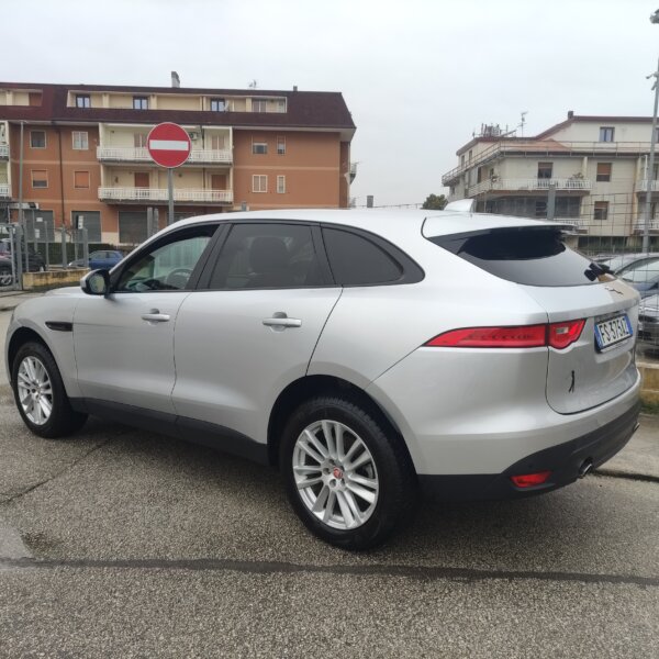 Jaguar F-Pace 2.0 D 240 CV AWD aut. Portfolio - immagine 11