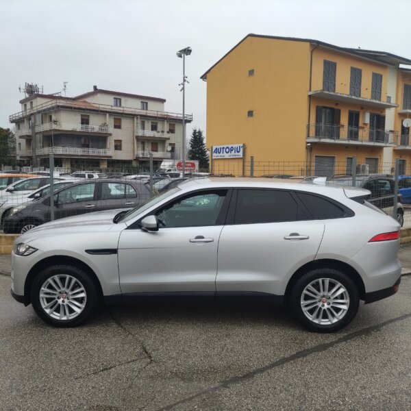 Jaguar F-Pace 2.0 D 240 CV AWD aut. Portfolio - immagine 12
