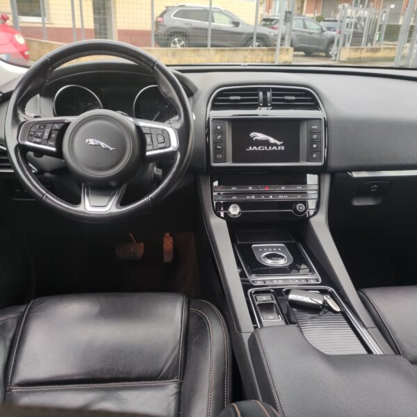 Jaguar F-Pace 2.0 D 240 CV AWD aut. Portfolio - immagine 15