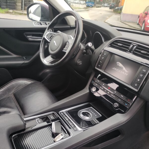 Jaguar F-Pace 2.0 D 240 CV AWD aut. Portfolio - immagine 16