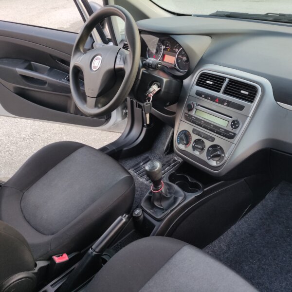 Fiat Punto 1.3 MJT II 75 CV 5 porte Street - immagine 2
