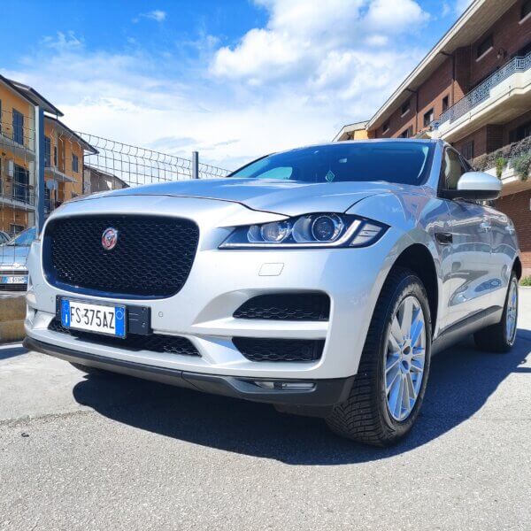 Jaguar F-Pace 2.0 D 240 CV AWD aut. Portfolio - immagine 2