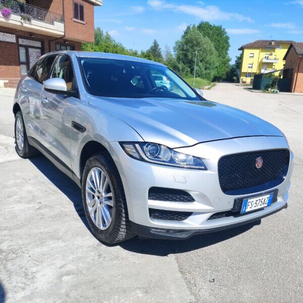 Jaguar F-Pace 2.0 D 240 CV AWD aut. Portfolio - immagine 3