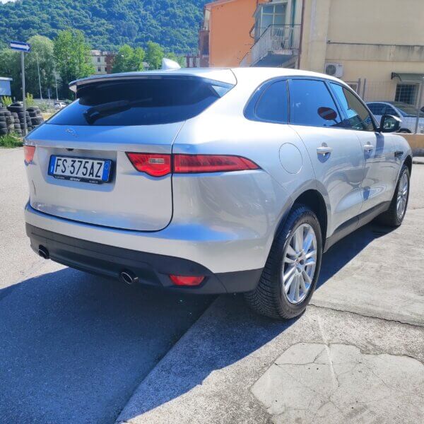 Jaguar F-Pace 2.0 D 240 CV AWD aut. Portfolio - immagine 4