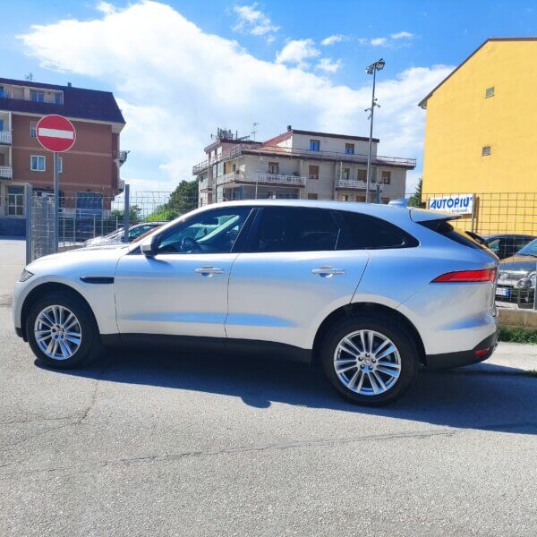 Jaguar F-Pace 2.0 D 240 CV AWD aut. Portfolio - immagine 5