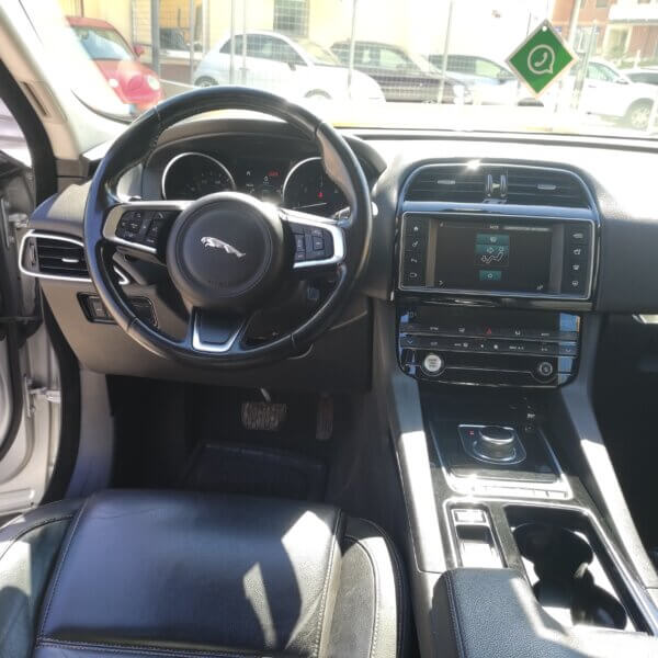 Jaguar F-Pace 2.0 D 240 CV AWD aut. Portfolio - immagine 7