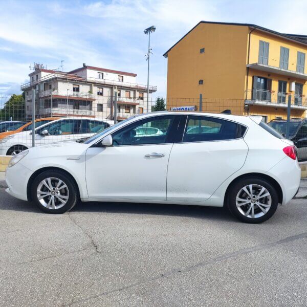 Alfa Romeo Giulietta 1.6 JTDm-2 105 CV Distinctive - immagine 4